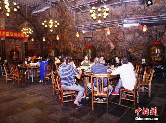 資料圖:廣西桂林市持續(xù)高溫天氣,不少市民到巖洞口消暑納涼。唐夢(mèng)憲 攝 資料圖:廣西桂林市持續(xù)高溫天氣,不少市民到巖洞口消暑納涼。唐夢(mèng)憲 攝